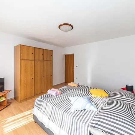Looking For An In Riviera * Kastela